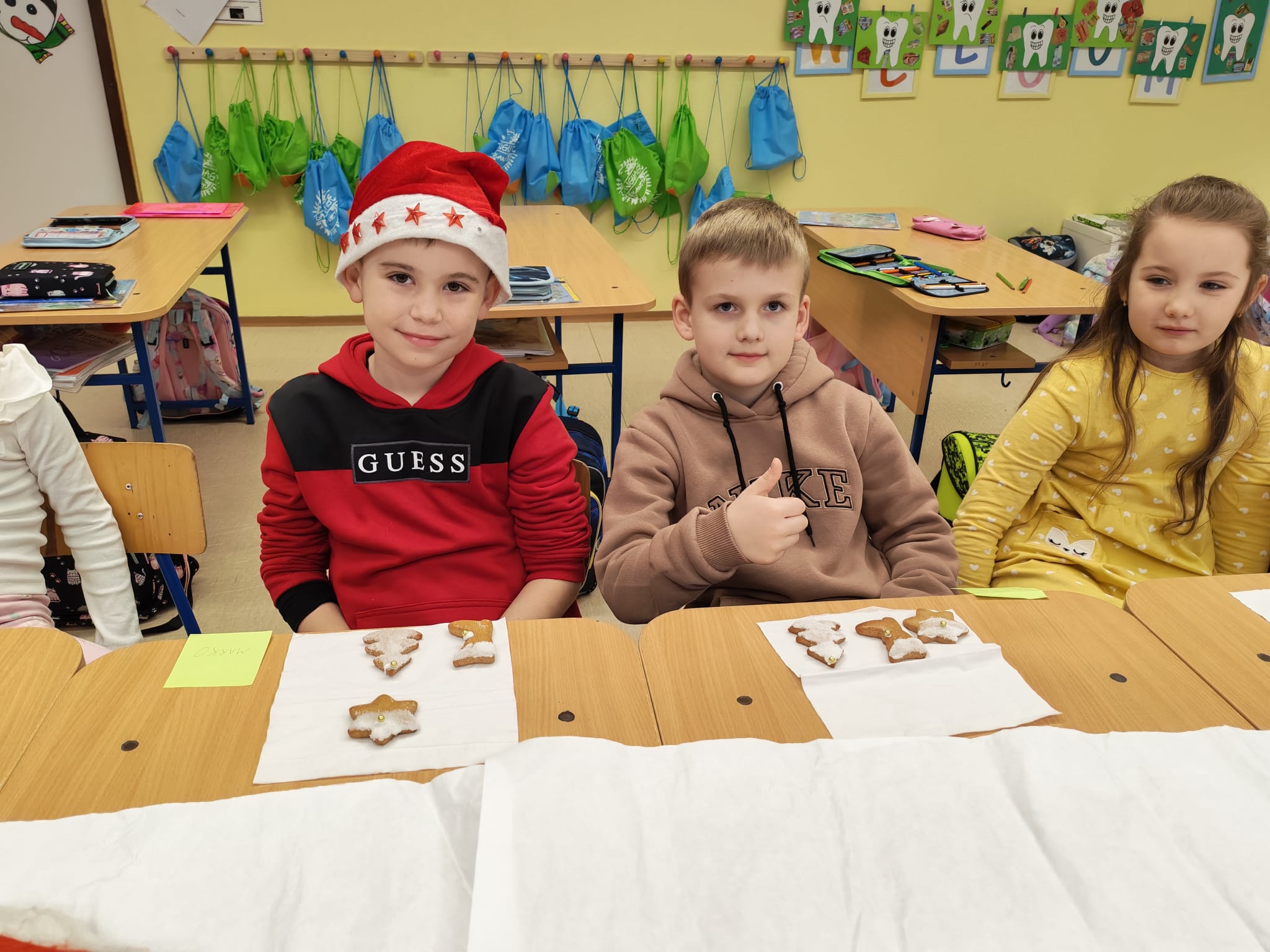 Naši prváčikovia z anglickej triedy si predvianočný čas spríjemnili stavaním VIANOČNÉHO LEGA MESTEČKA a zdobením MEDOVNÍKOV