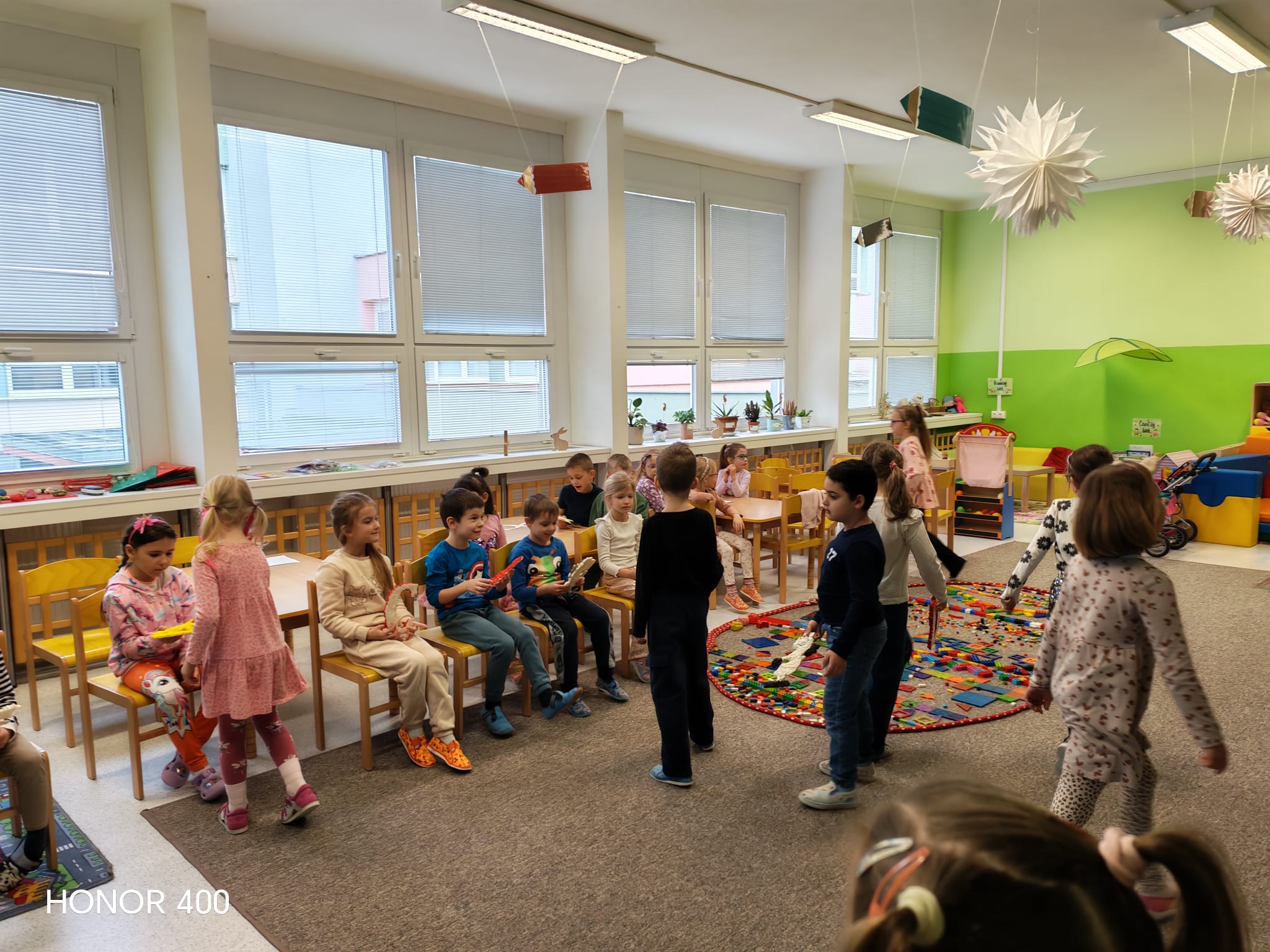 Naši prváci dnes zažili krásny moment spolupráce s deťmi z materskej školy 